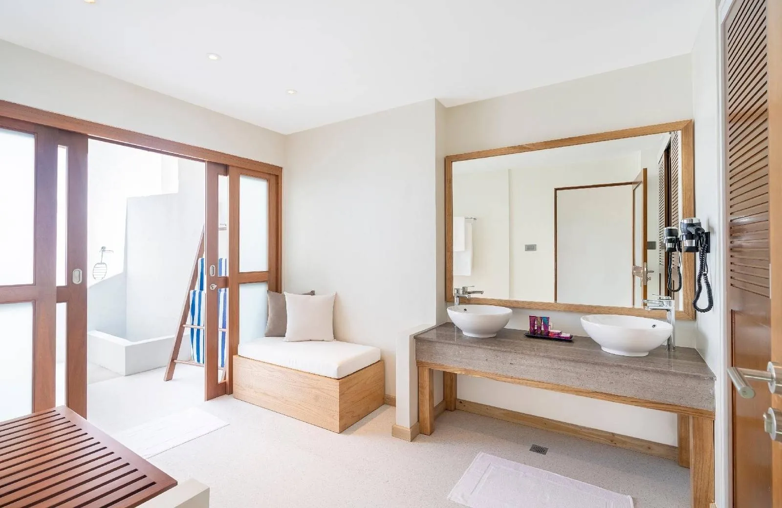 Ellaidhoo Maldives by Cinnamon 4*