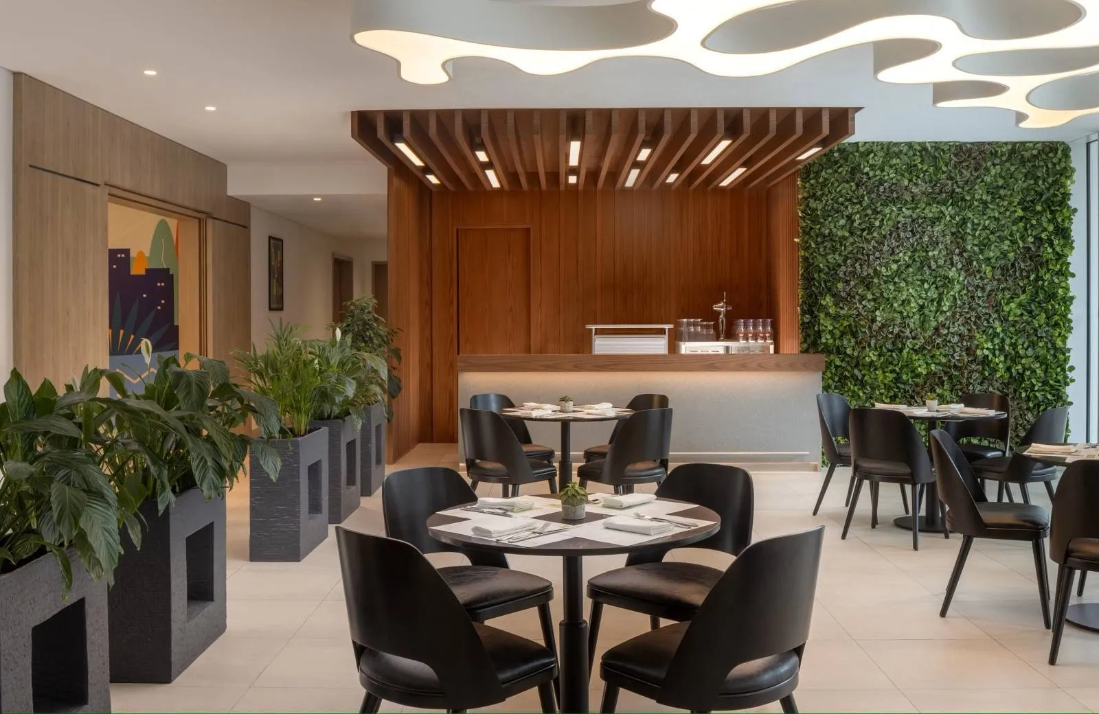 Holiday Inn Dubai Business Bay 4*