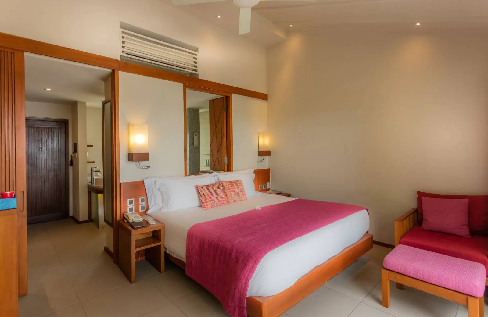 Centara Ras Fushi Resort & Spa Maldives 4*