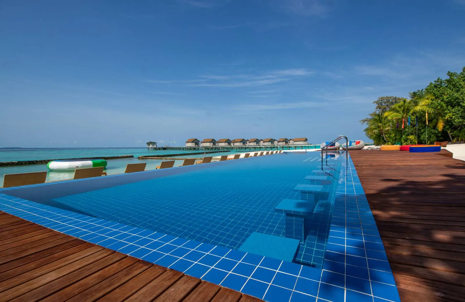 Centara Ras Fushi Resort & Spa Maldives 4*