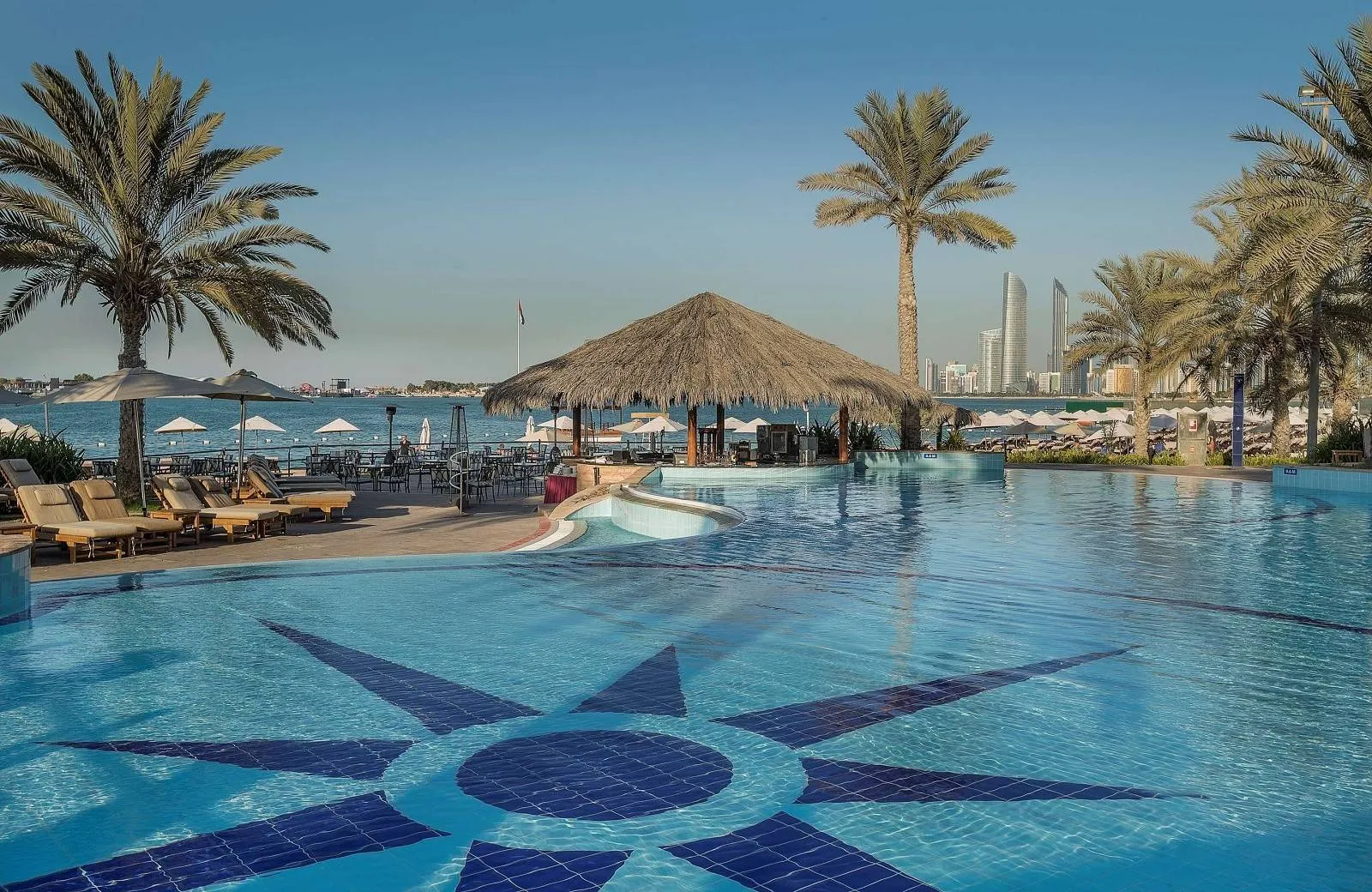 Radisson Blu Hotel & Resort, Abu Dhabi Corniche 5*