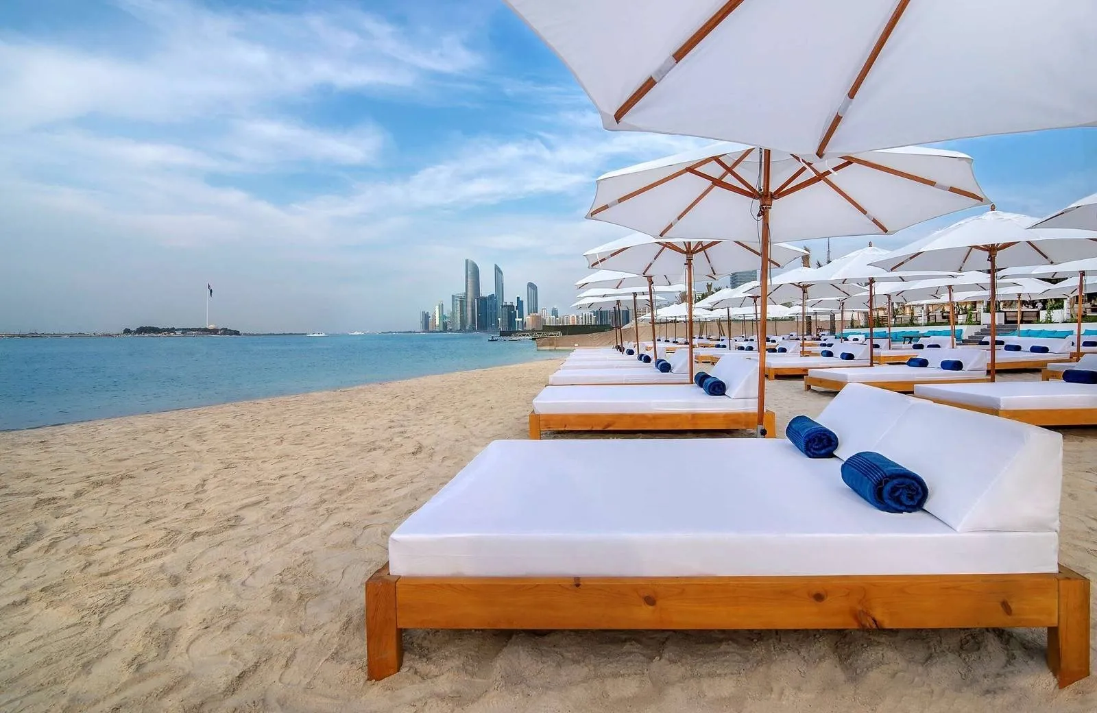 Radisson Blu Hotel & Resort, Abu Dhabi Corniche 5*