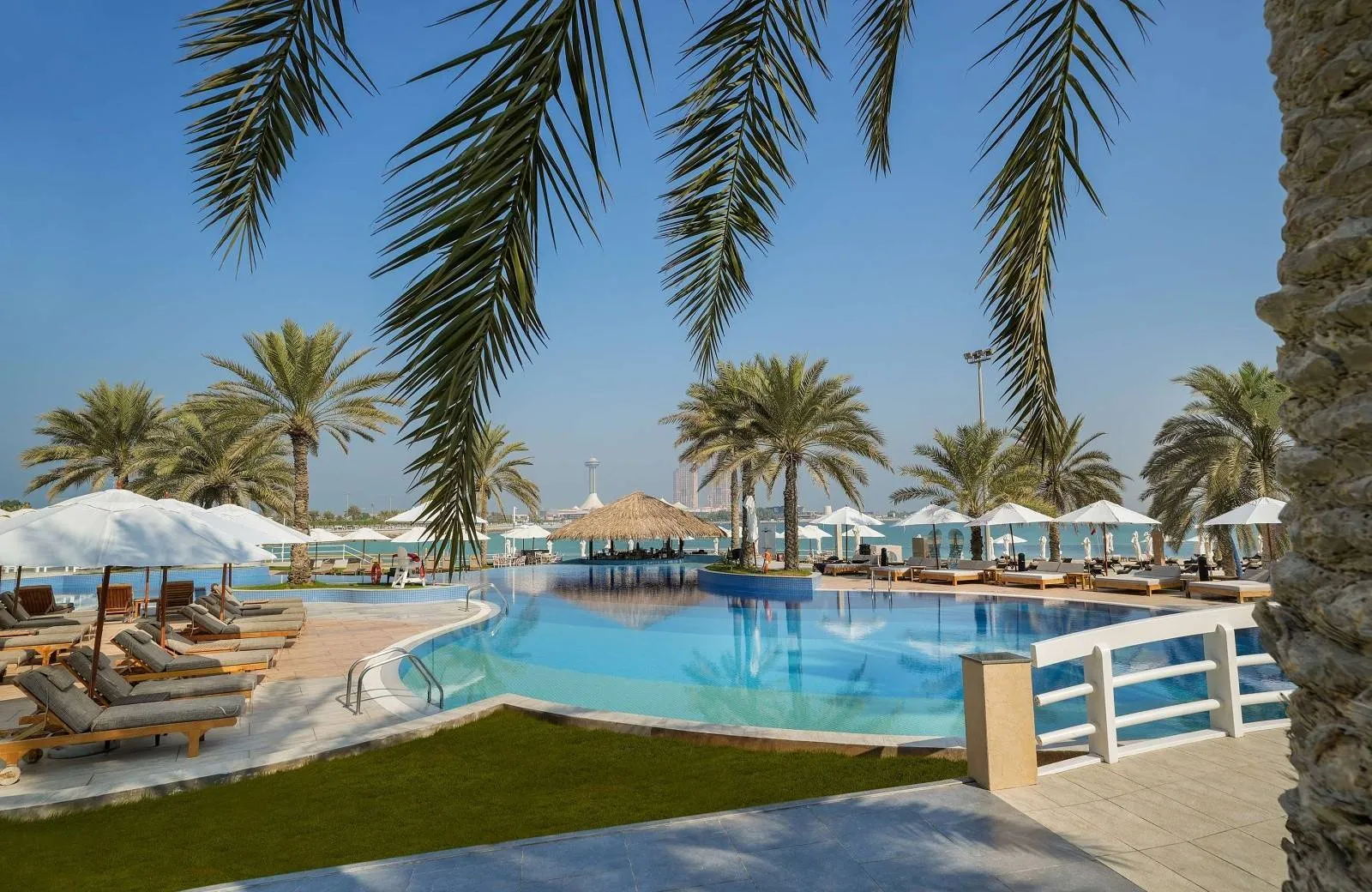 Radisson Blu Hotel & Resort, Abu Dhabi Corniche 5*