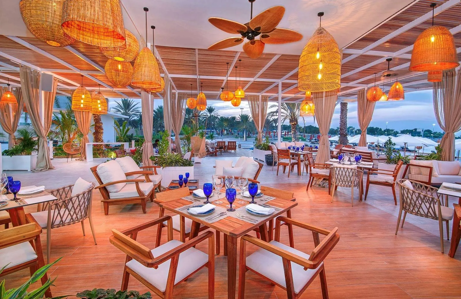 Radisson Blu Hotel & Resort, Abu Dhabi Corniche 5*