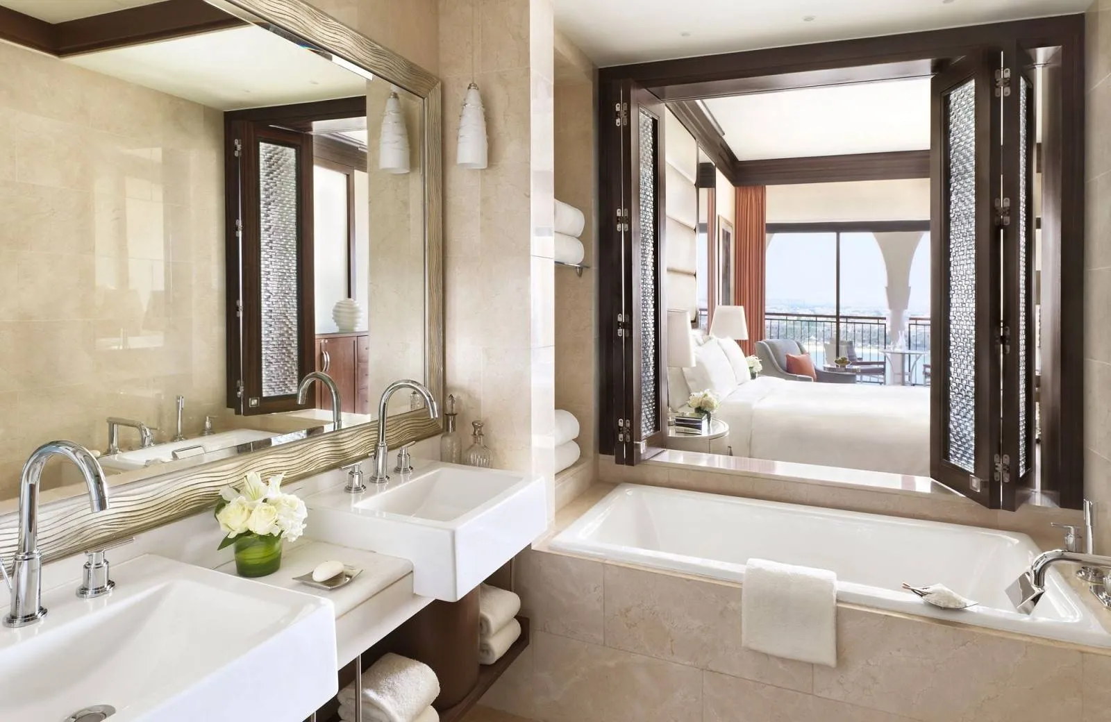 The Ritz-Carlton Abu Dhabi, Grand Canal 5*