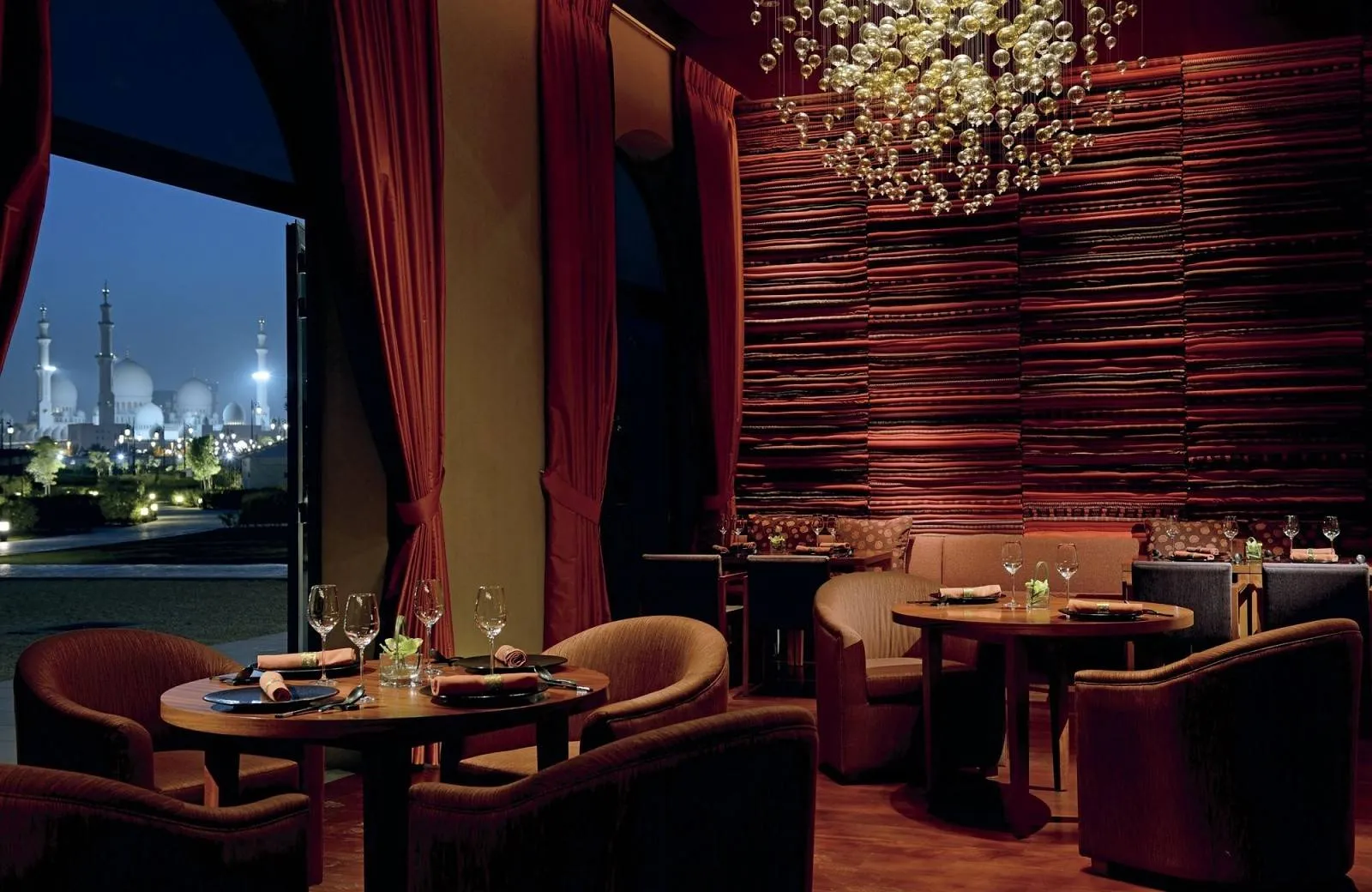 The Ritz-Carlton Abu Dhabi, Grand Canal 5*