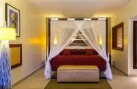 Deluxe Lagoon View Suite (One Bedroom Hill View Suite)