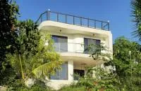 Zuri Villa with Rooftop Pool and Ocean View